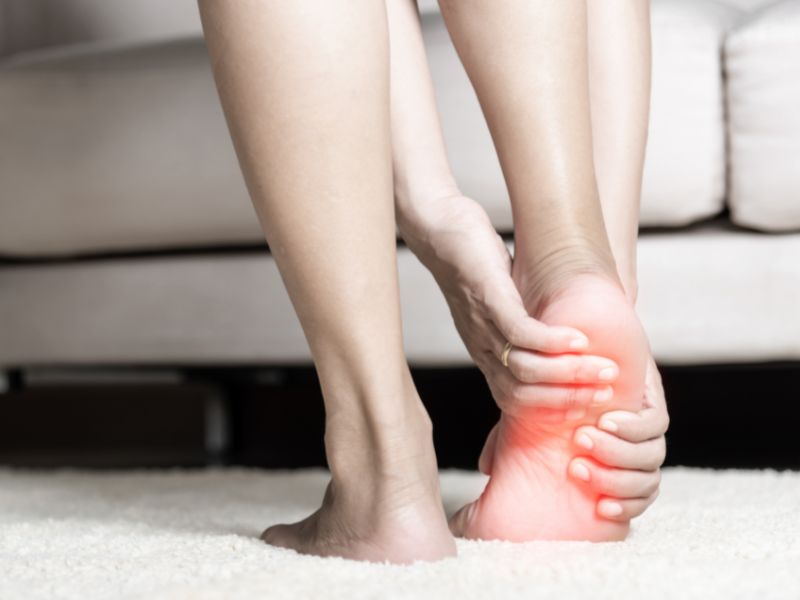 Dolor en la planta del pie al pisar el suelo, ¿Cuáles son las causas?