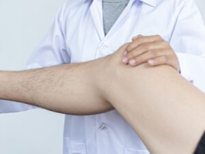 La importancia de la fisioterapia y rehabilitación tras una cirugía de rodilla o de cadera