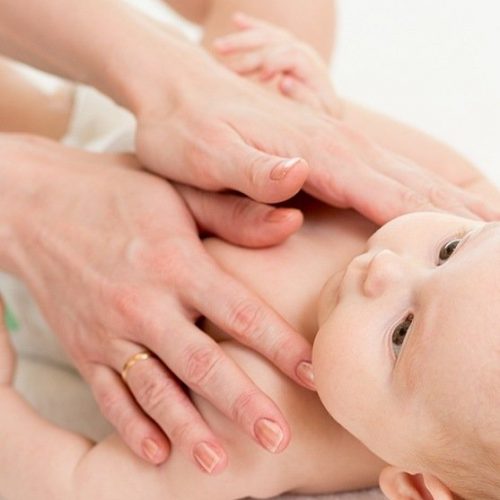Bebé recibiendo tratamiento de fisioterapia del cólico lactante en Málaga. Clínica FISUMA Salud