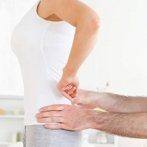 Reeducación postural global en Málaga Mujer en sesión de reeducación postural global en Málaga. Clínica FISUMA